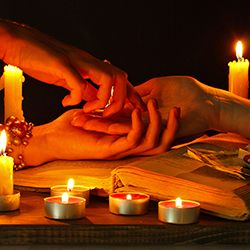 Hände und Kerzenlicht